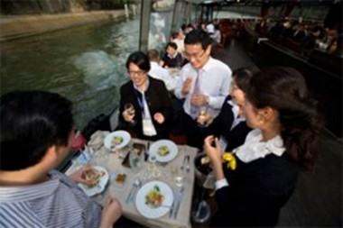 法国上海商会邀请全国各地著名医生塞纳河游船的医疗学术会议